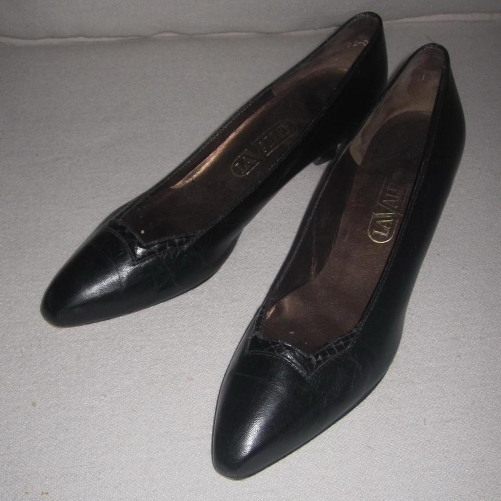 Black Women's Pointed-Toe Leather Pumps